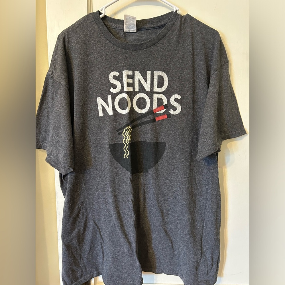 Men’s size xl graphic t in grey